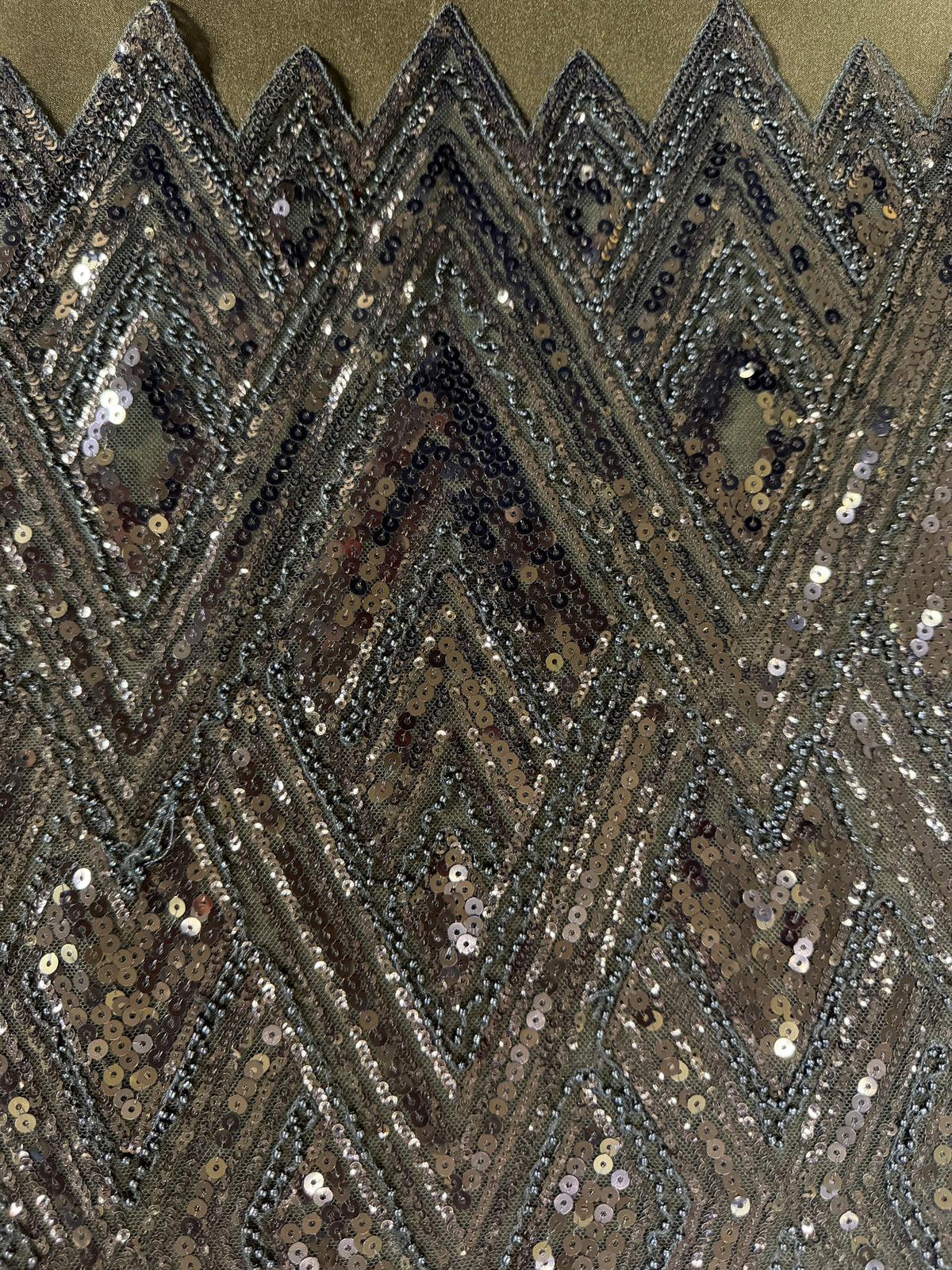 Hellgrauer, bestickter Perlentüll - EB1046