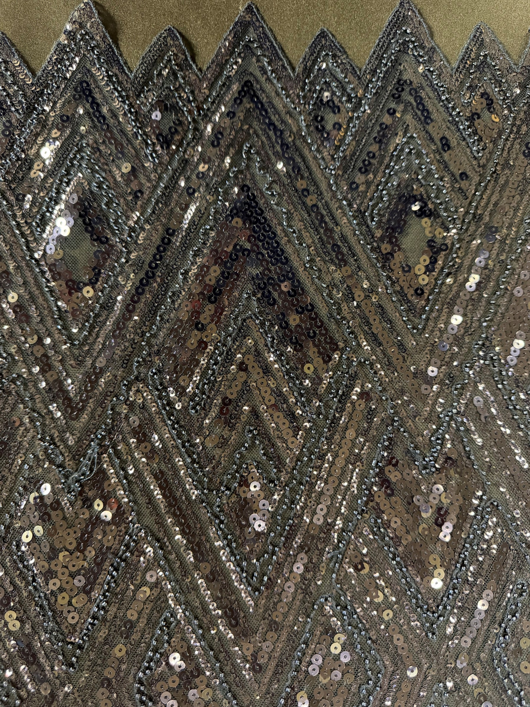 Hellgrauer, bestickter Perlentüll - EB1046