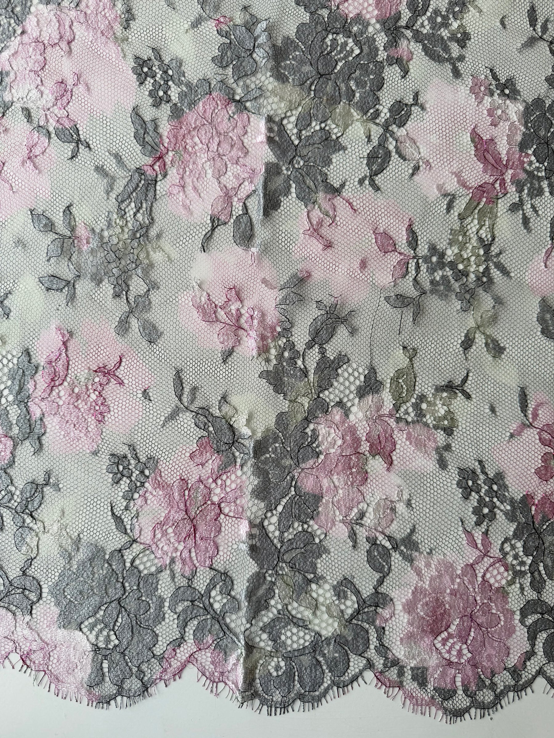Bedruckte Chantilly-Spitze in Rosa & Mint - P192
