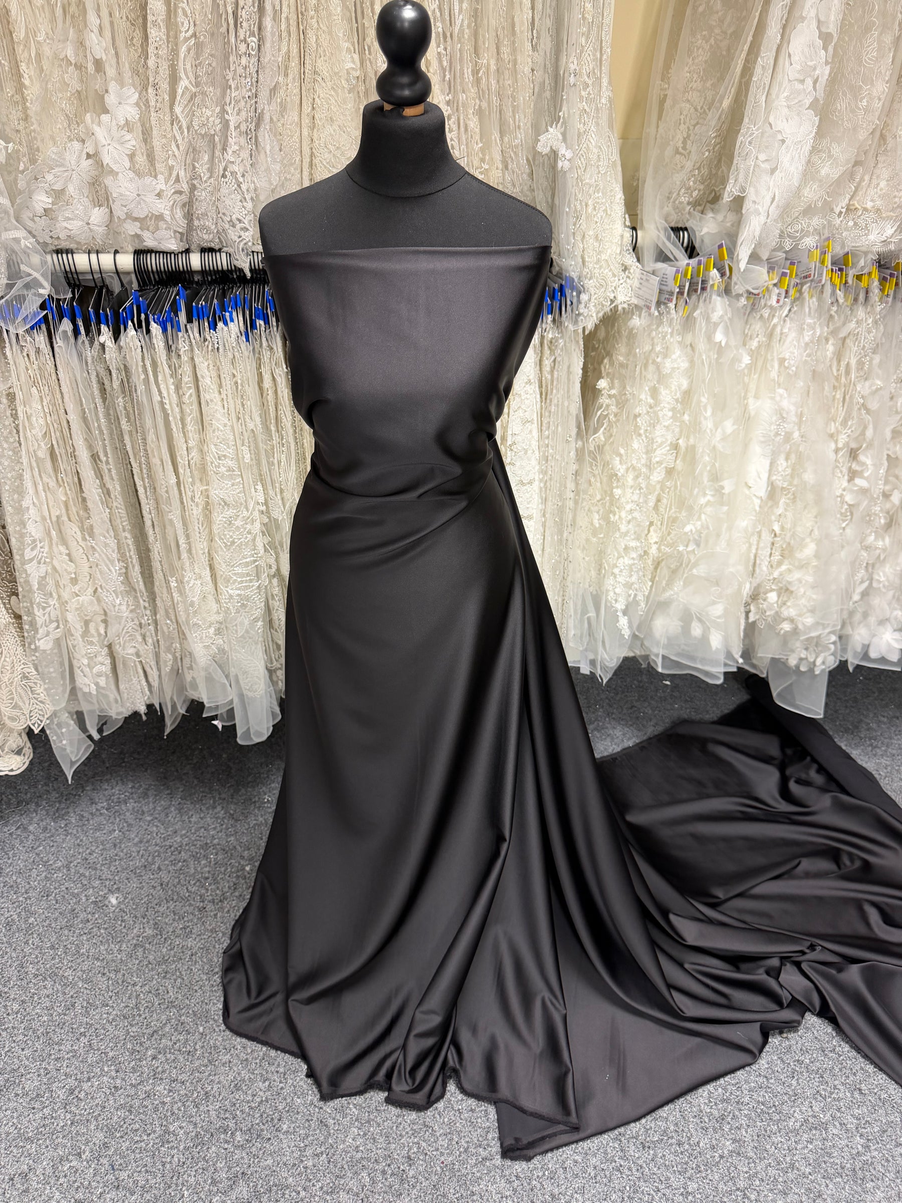 Schwarzer Polyester-Stretch-Satin – Estonia