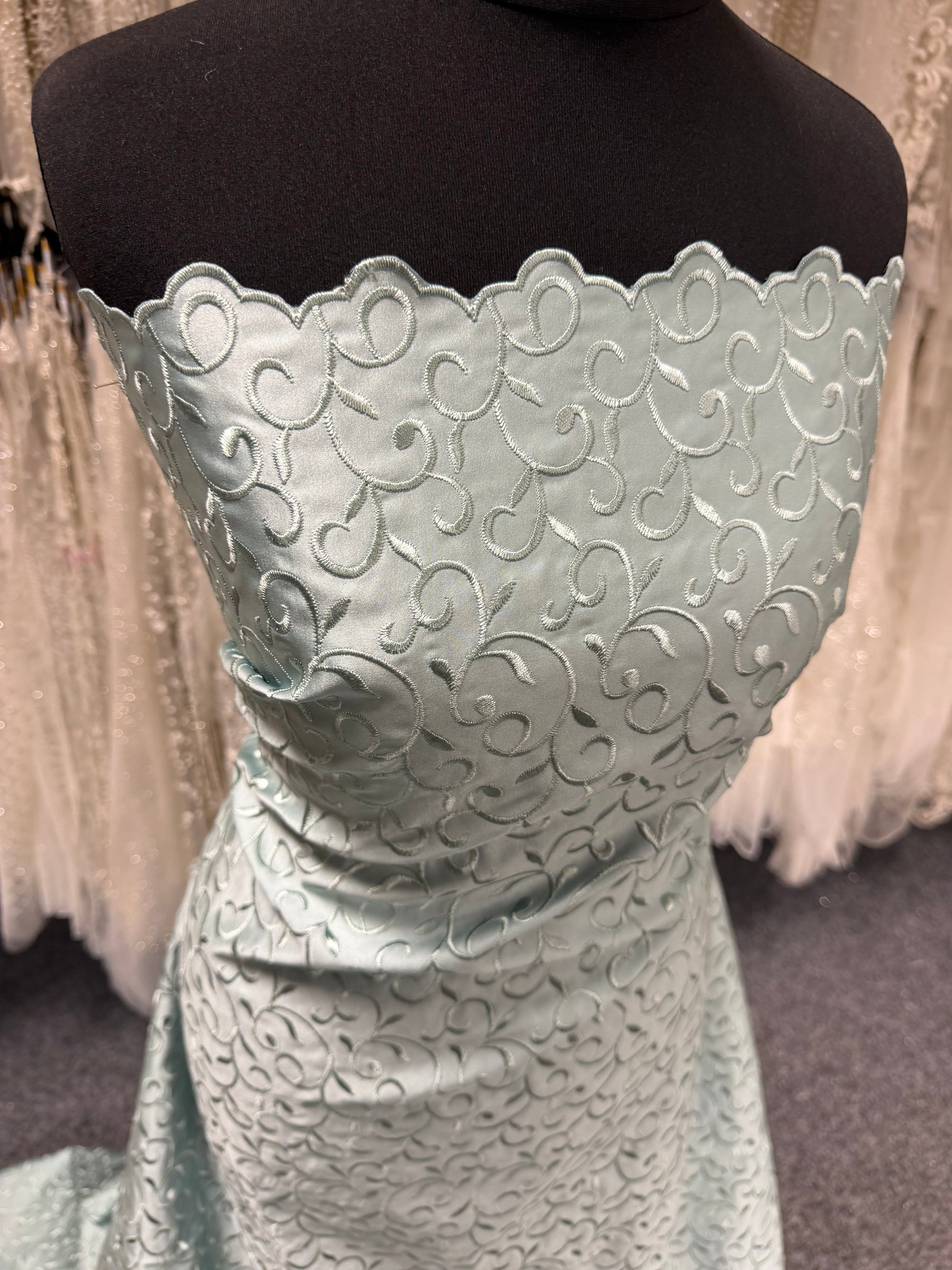 Nebelgrüner bestickter Duchesse-Satin – P476
