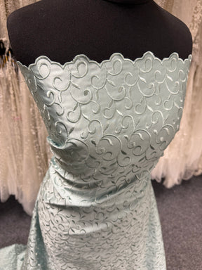 Nebelgrüner bestickter Duchesse-Satin – P476