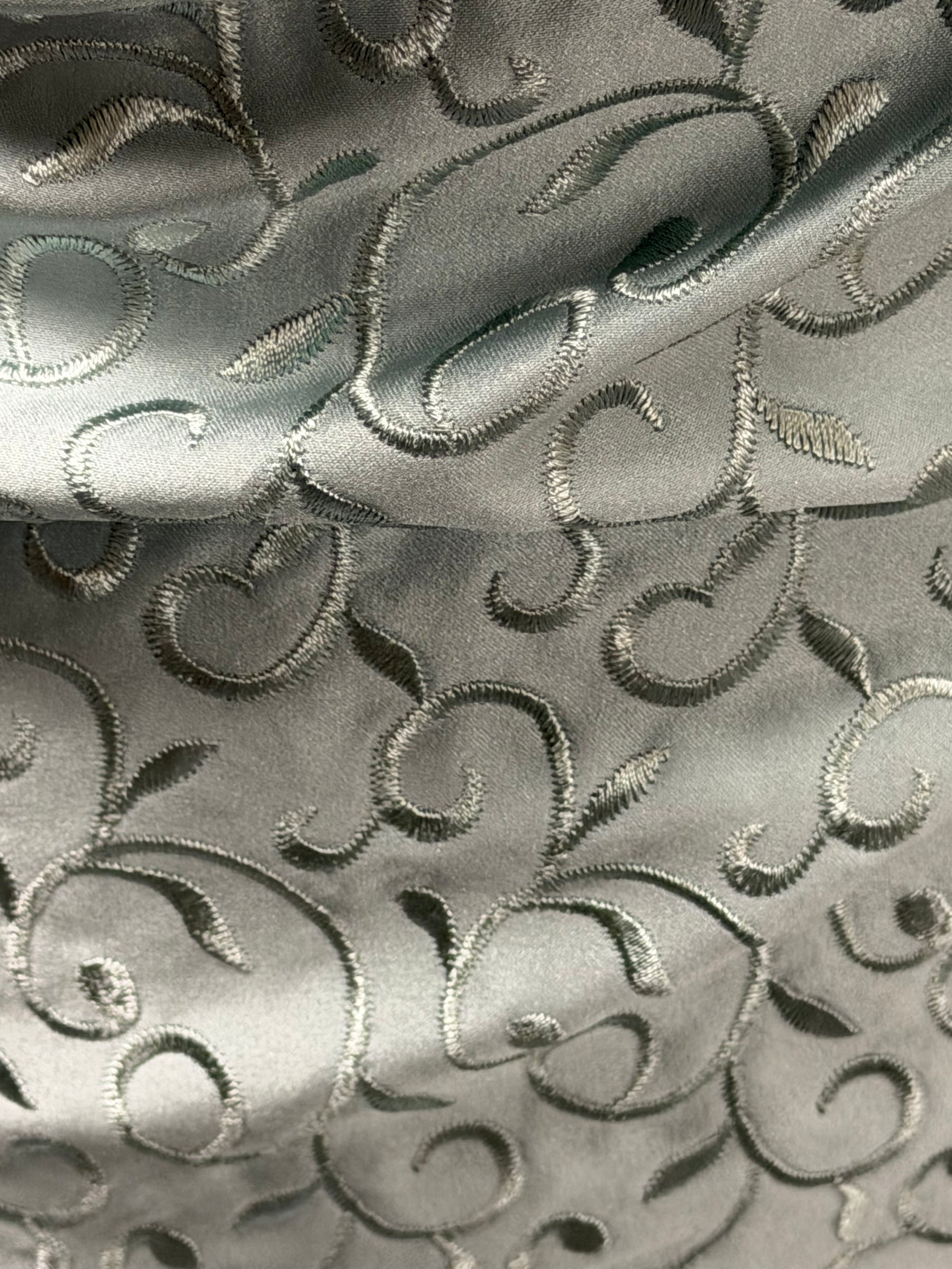 Nebelgrüner bestickter Duchesse-Satin – P476