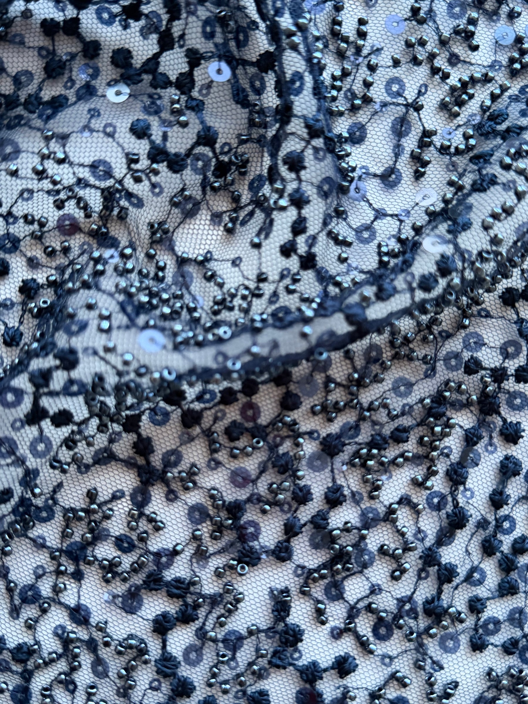 Marineblauer, bestickter Perlentüll - EB1050