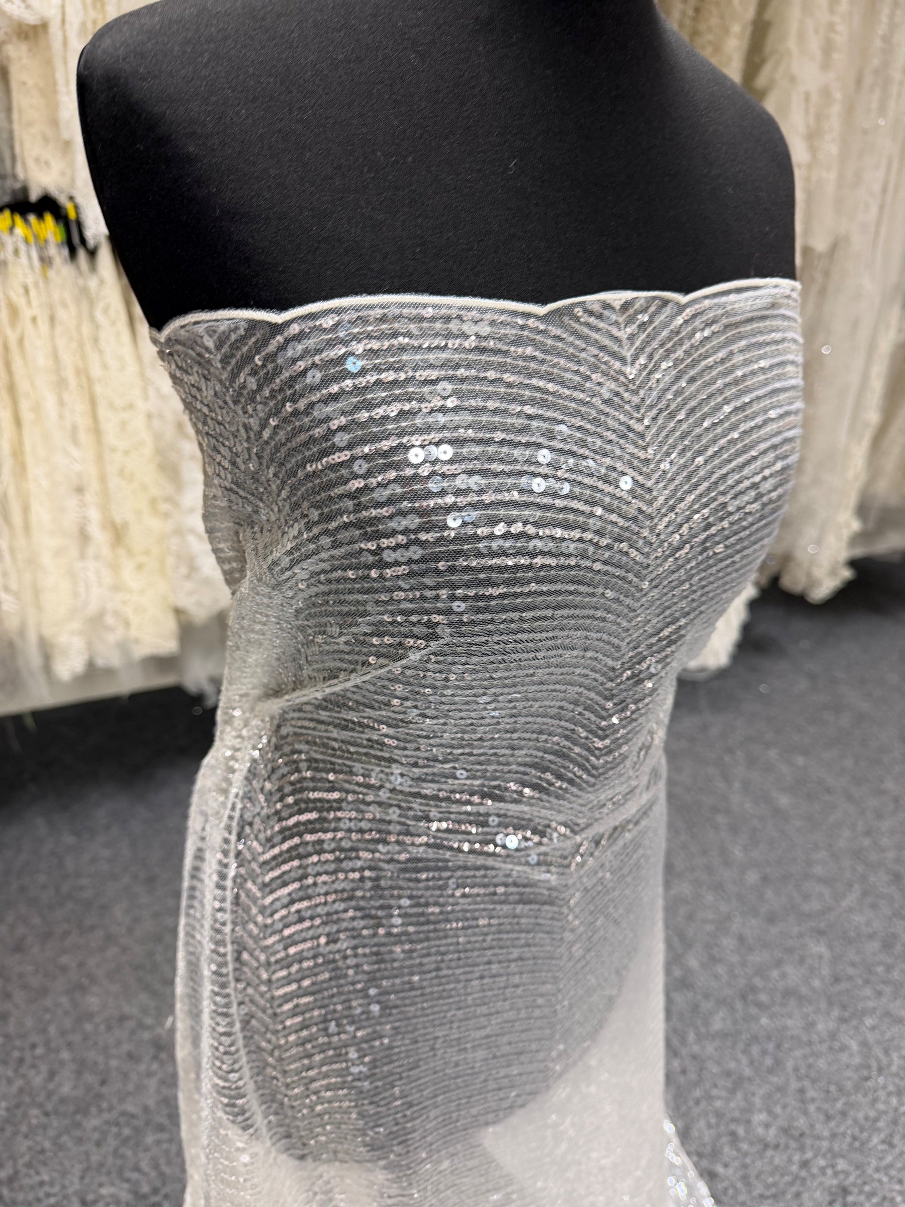 Elfenbeinfarbener, bestickter Paillettentüll – EB3020