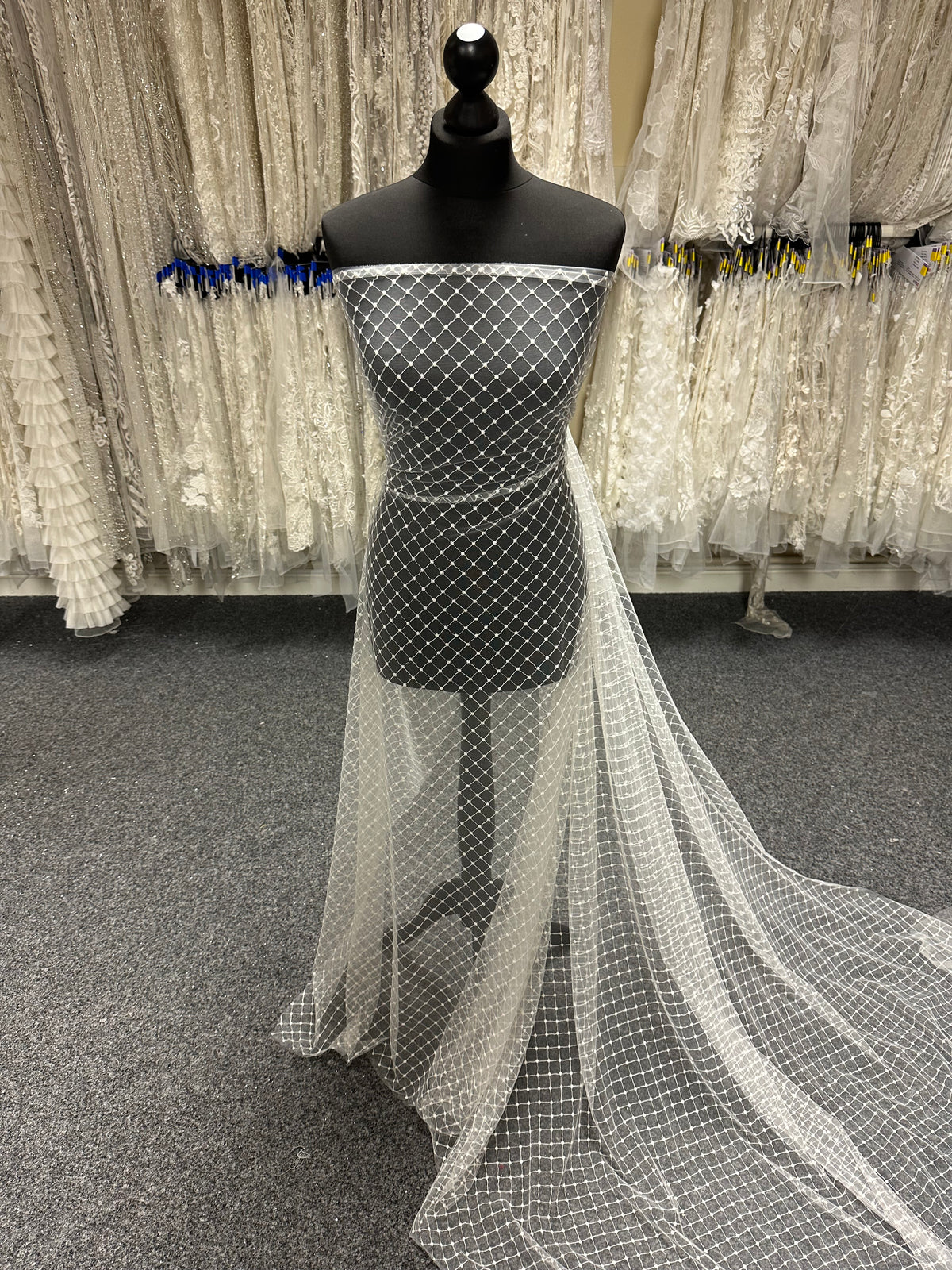 Elfenbeinfarbene, bestickte Gitterspitze - Quadira