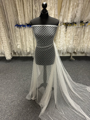 Elfenbeinfarbene, bestickte Gitterspitze - Quadira