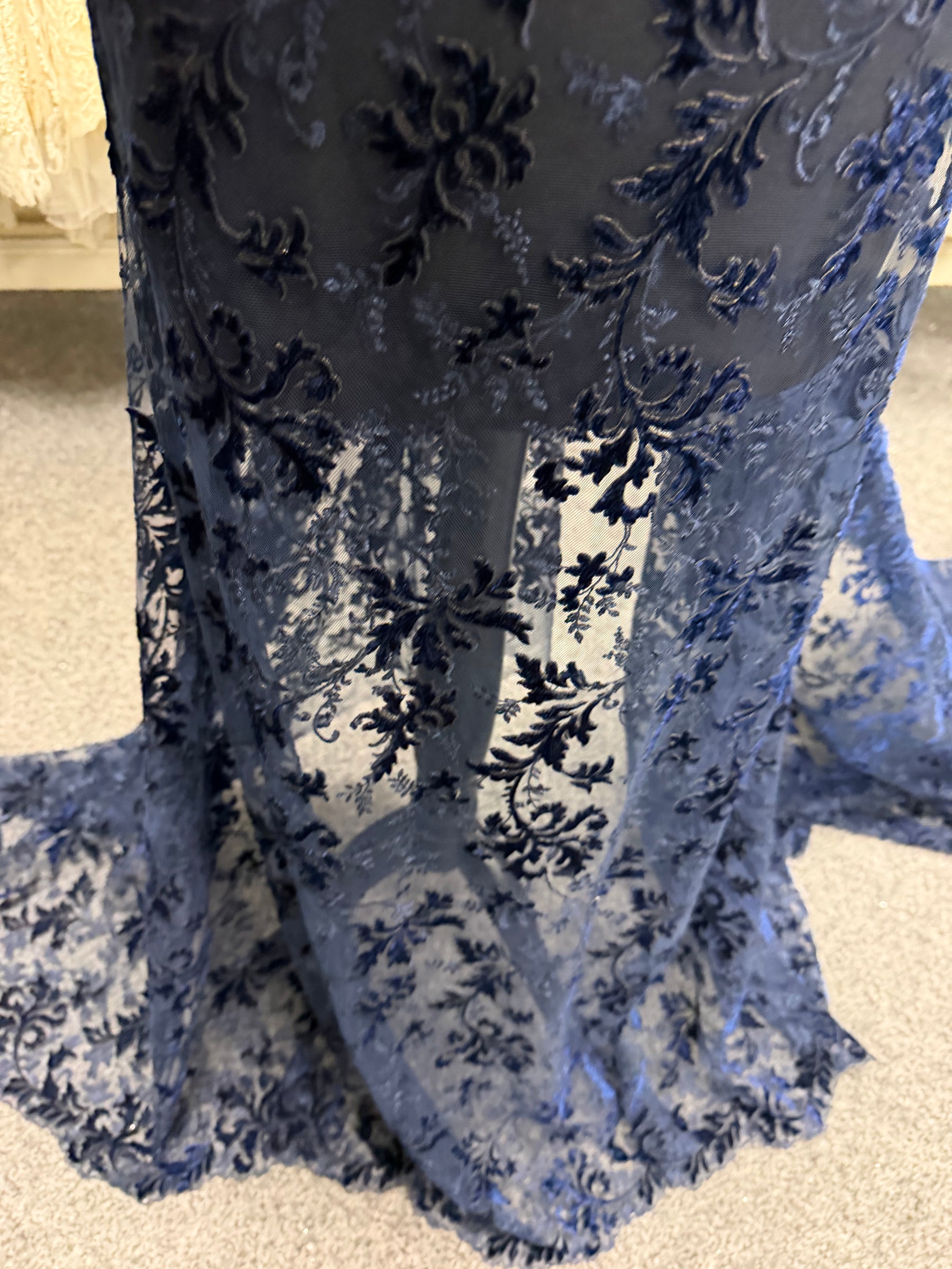 Marineblauer Samt mit Stickereispitze – Madina