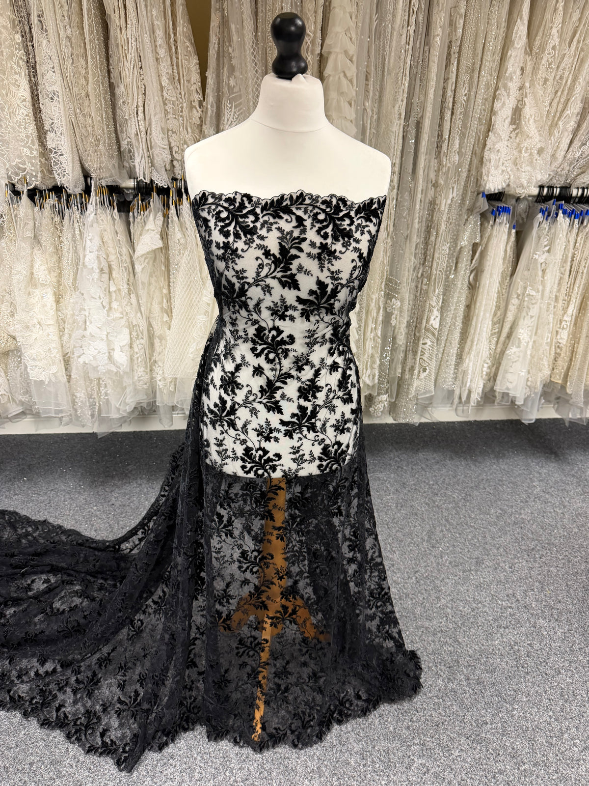 Stickspitze aus schwarzem Samt - Madina