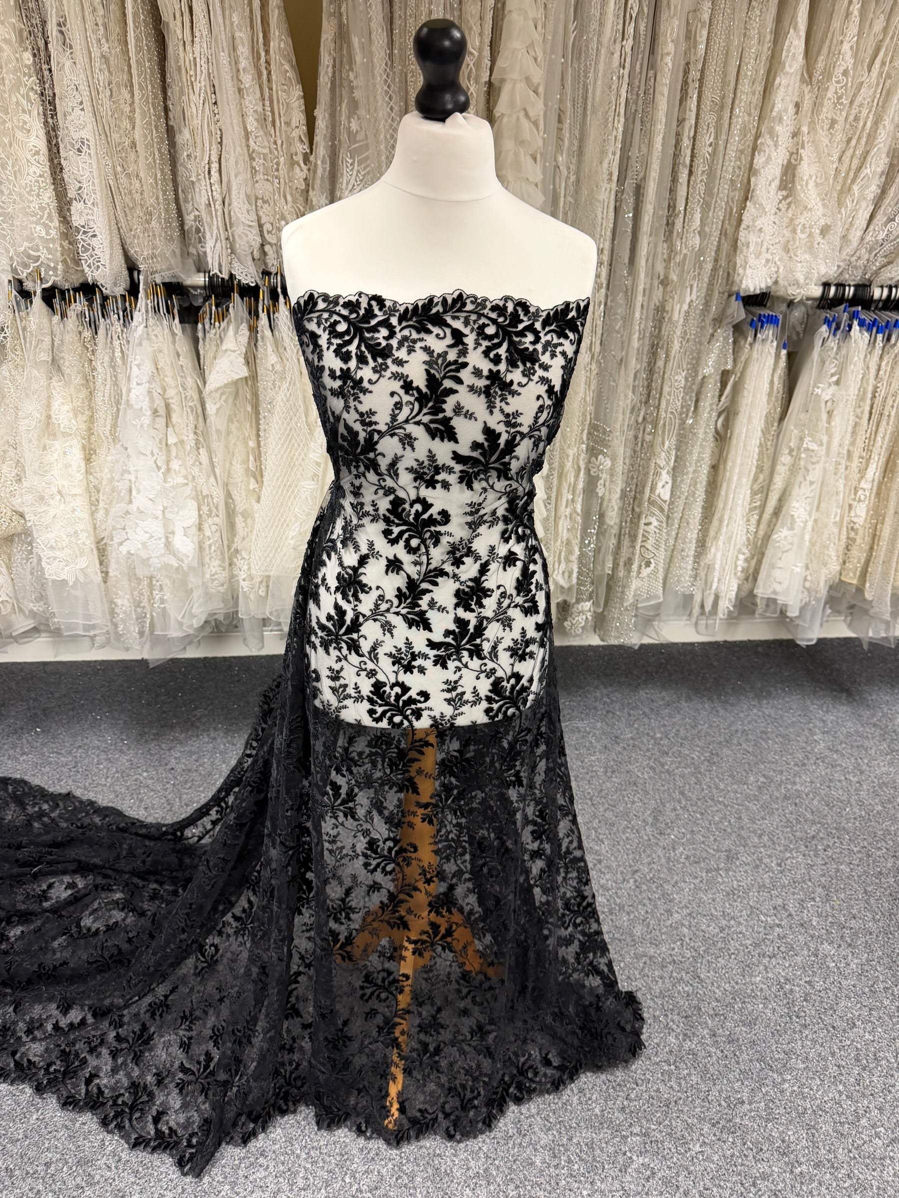 Stickspitze aus schwarzem Samt - Madina