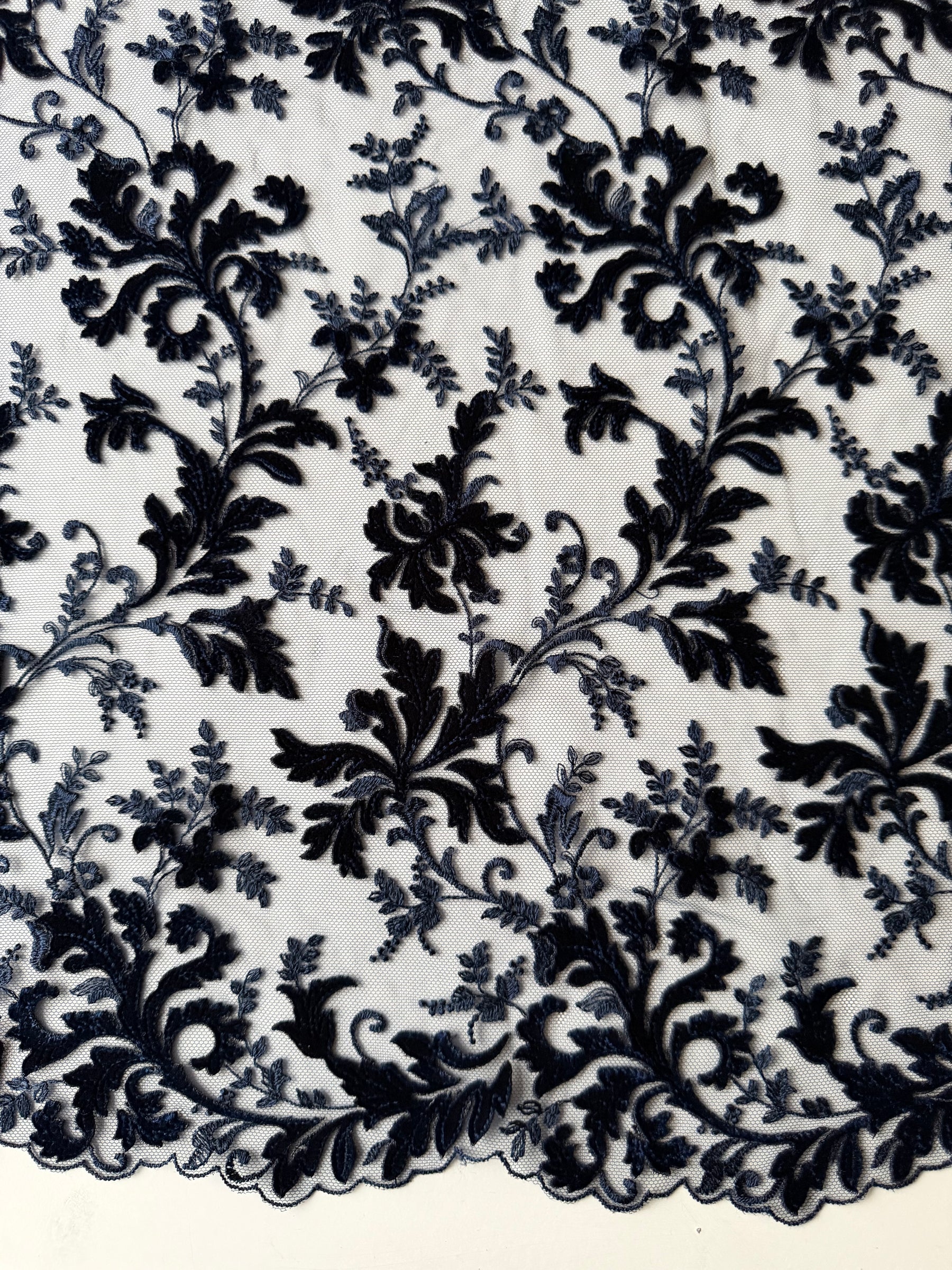 Marineblauer Samt mit Stickereispitze – Madina
