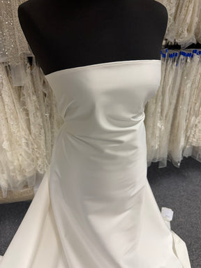 Elfenbeinfarbener Polyester-Lycra-Duchess-Satin - P83