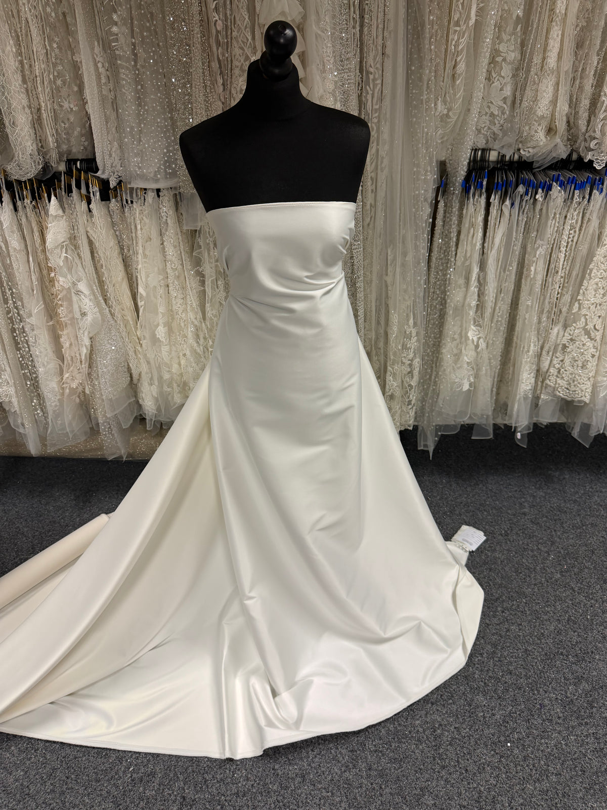 Elfenbeinfarbener Polyester-Lycra-Duchess-Satin - P83