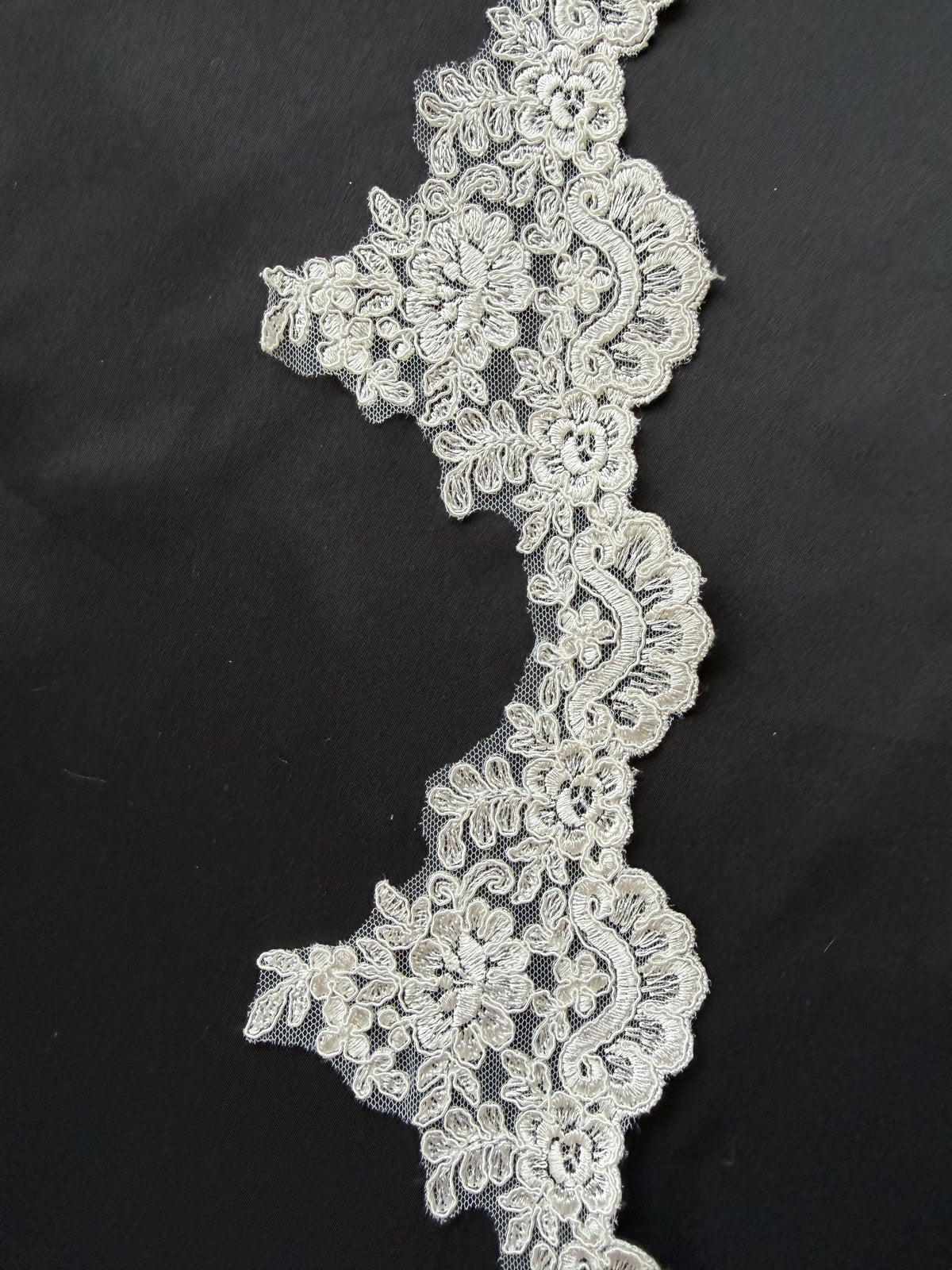 Elfenbeinfarbene Kordelspitzenborte - T279