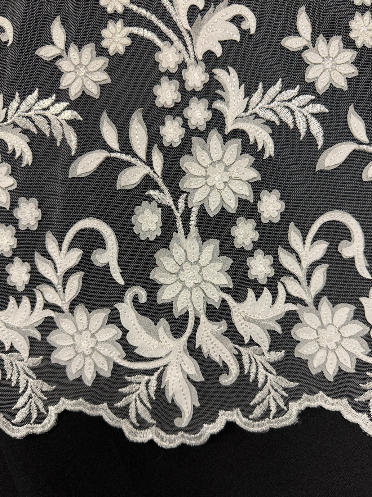 Elfenbeinfarbene Stickspitze - EB5036