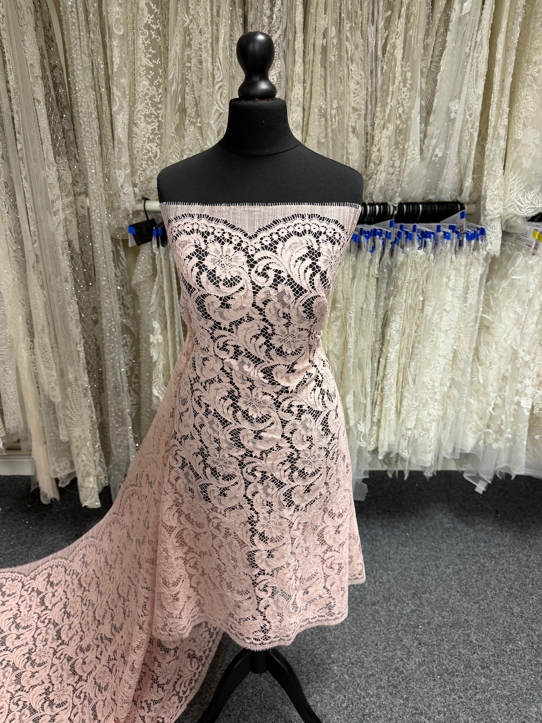 Rosa Chantilly-Spitze - P244
