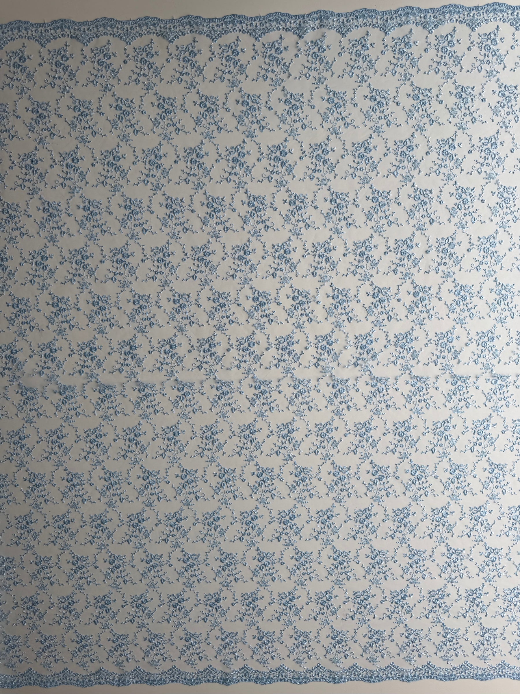 Himmelblau bestickte Spitze – P615