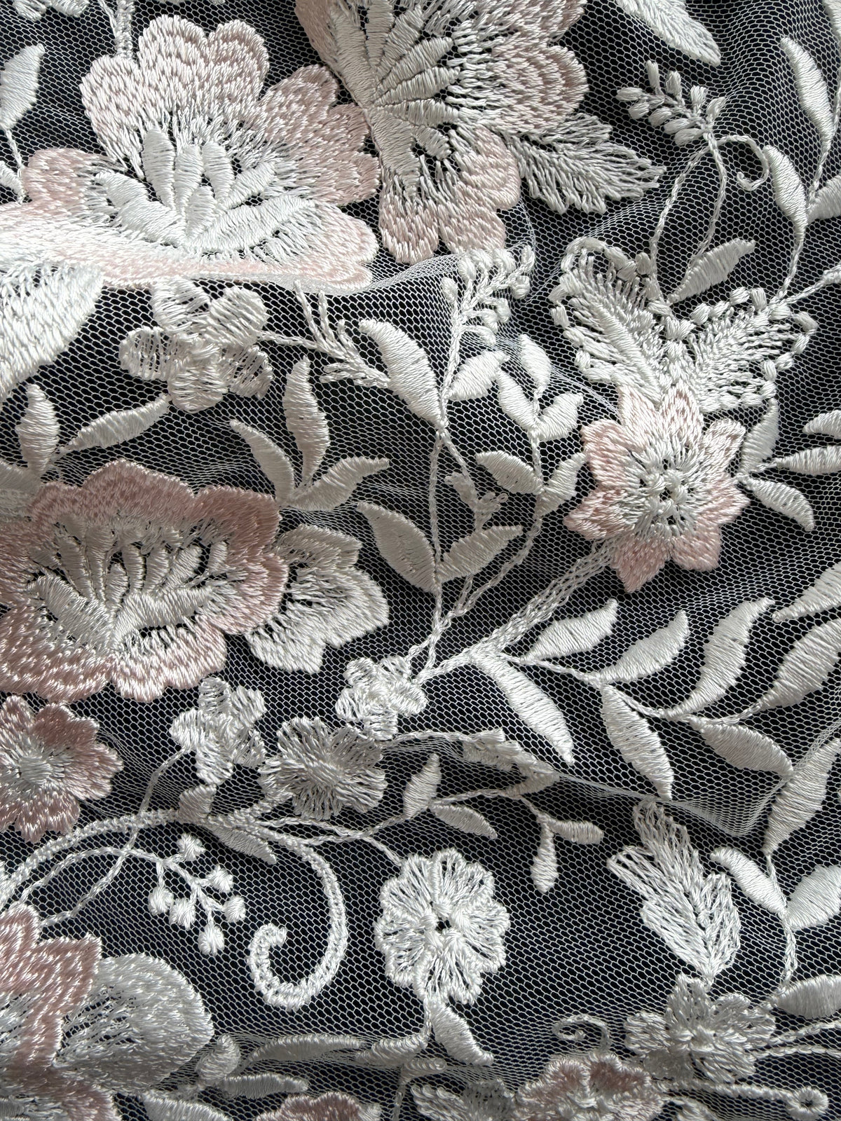 Elfenbeinfarbene und rosafarbene Stickspitze - EB5032