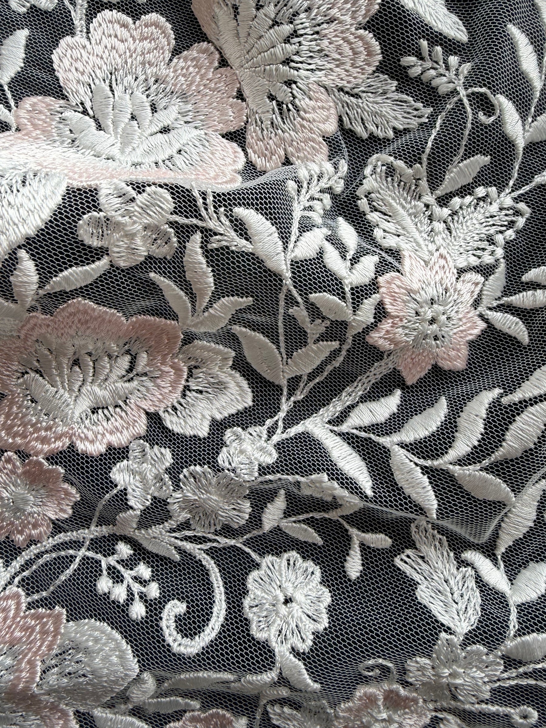 Elfenbeinfarbene und rosafarbene Stickspitze - EB5032