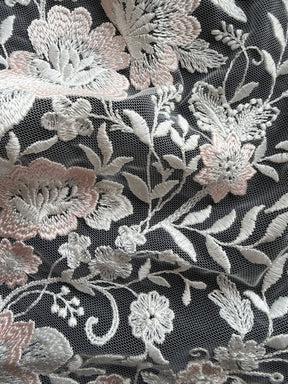 Elfenbeinfarbene und rosafarbene Stickspitze - EB5032