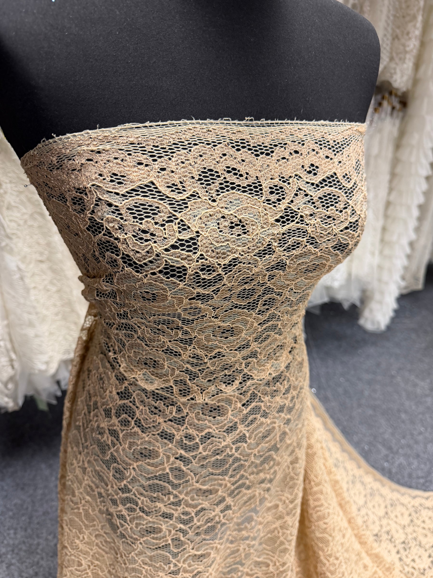 Beige Kordelspitze mit Stretch - P619