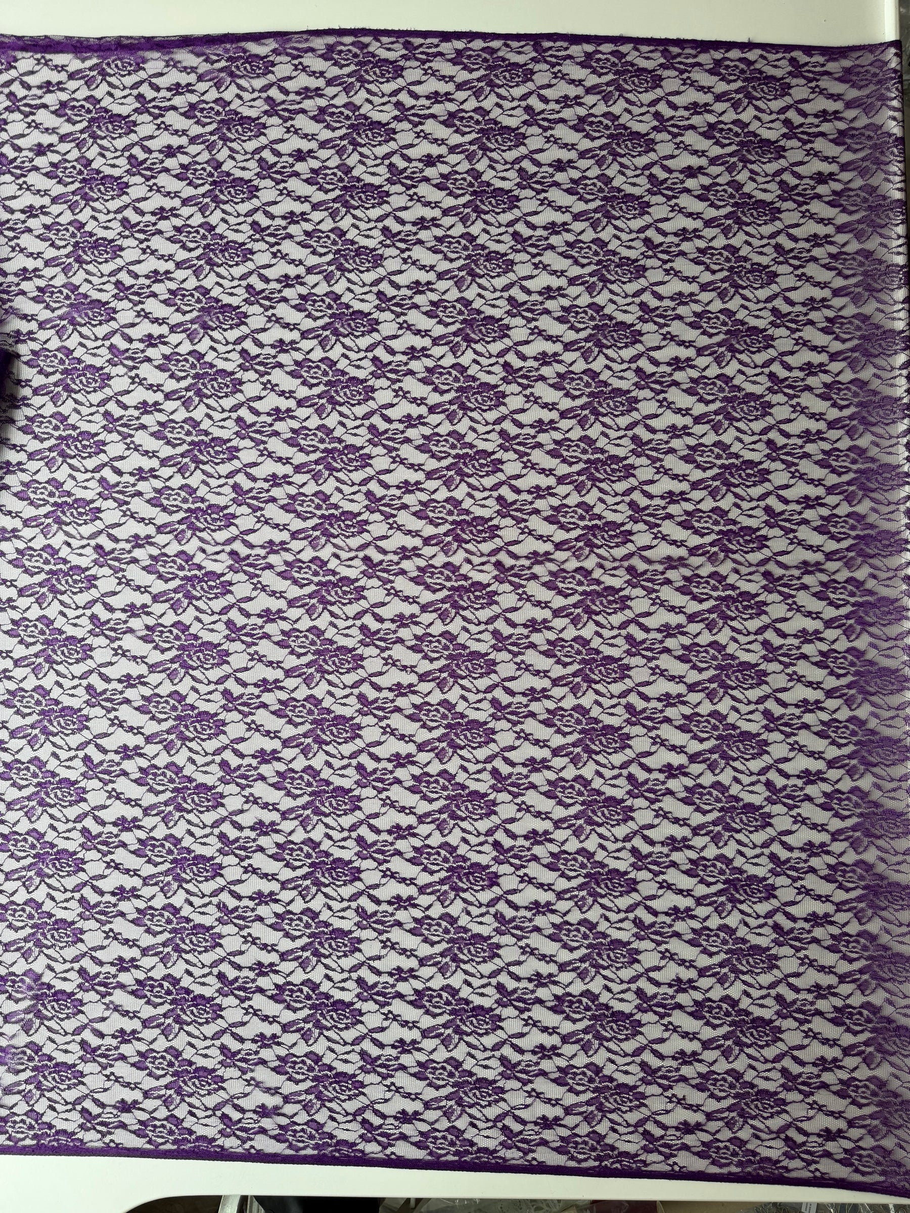 Lila Raschel-Spitze - P618