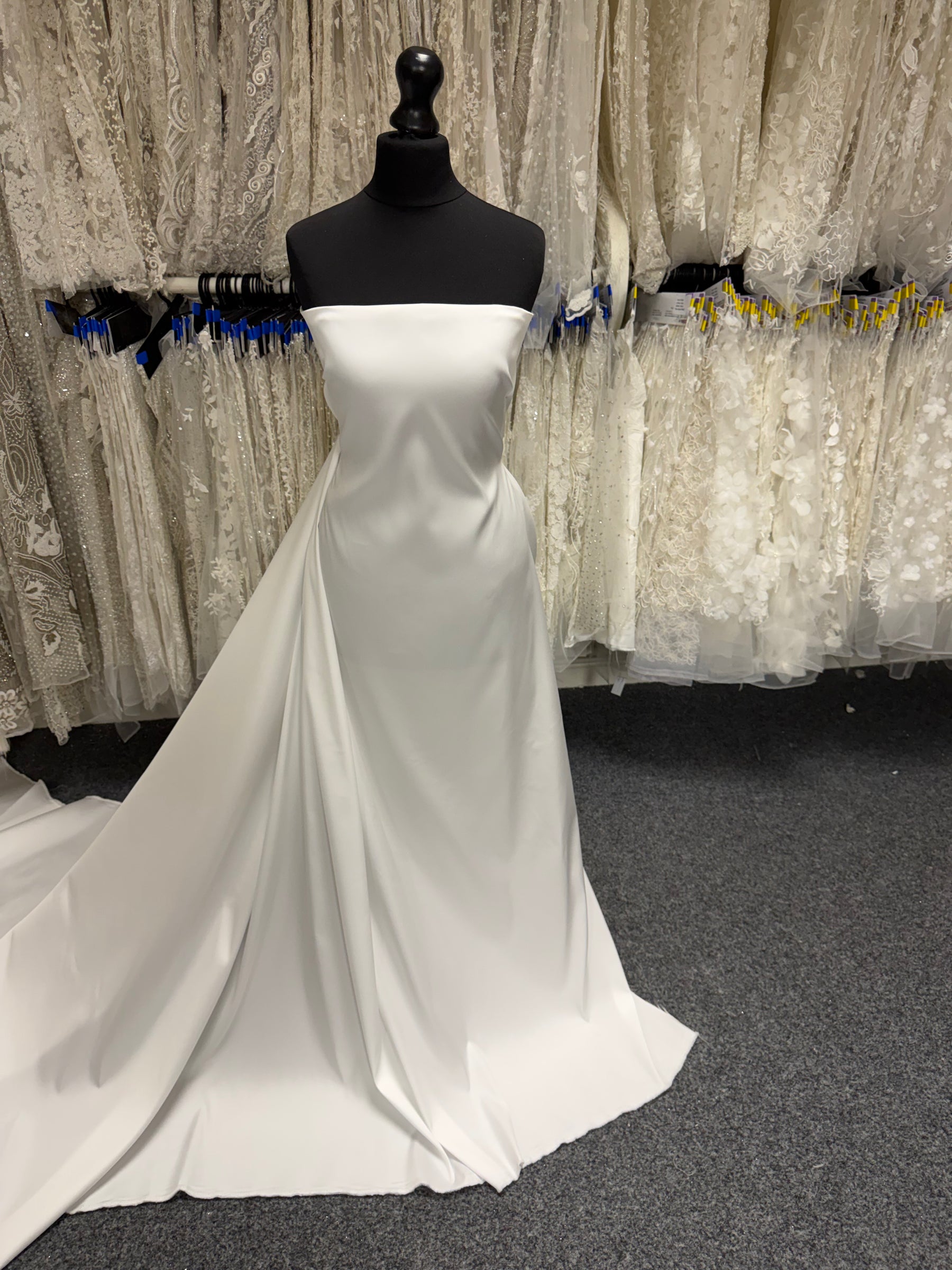 Hell elfenbeinfarbener Polyester-Mikado (Italien) - P614
