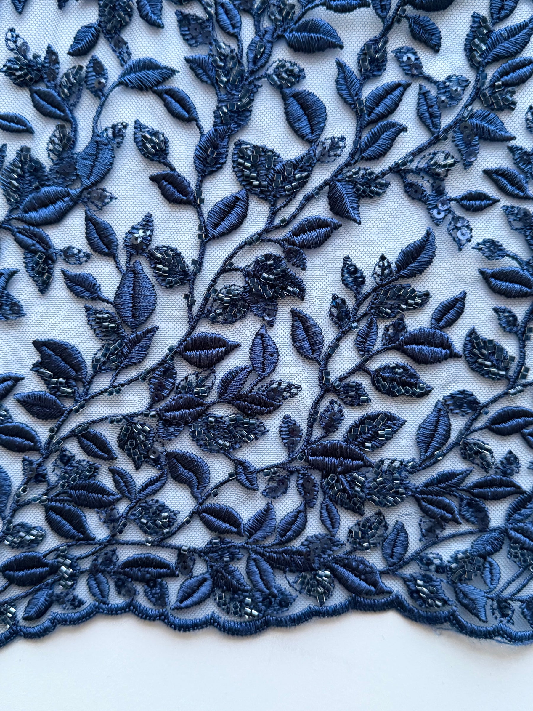 Marineblau bestickter Perlen-Tüll - EB1058
