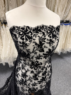 Stickspitze aus schwarzem Samt - Madina