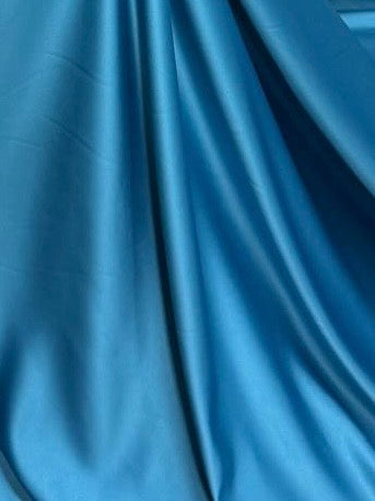 Blaugrüner Polyestersatin – majestätisch