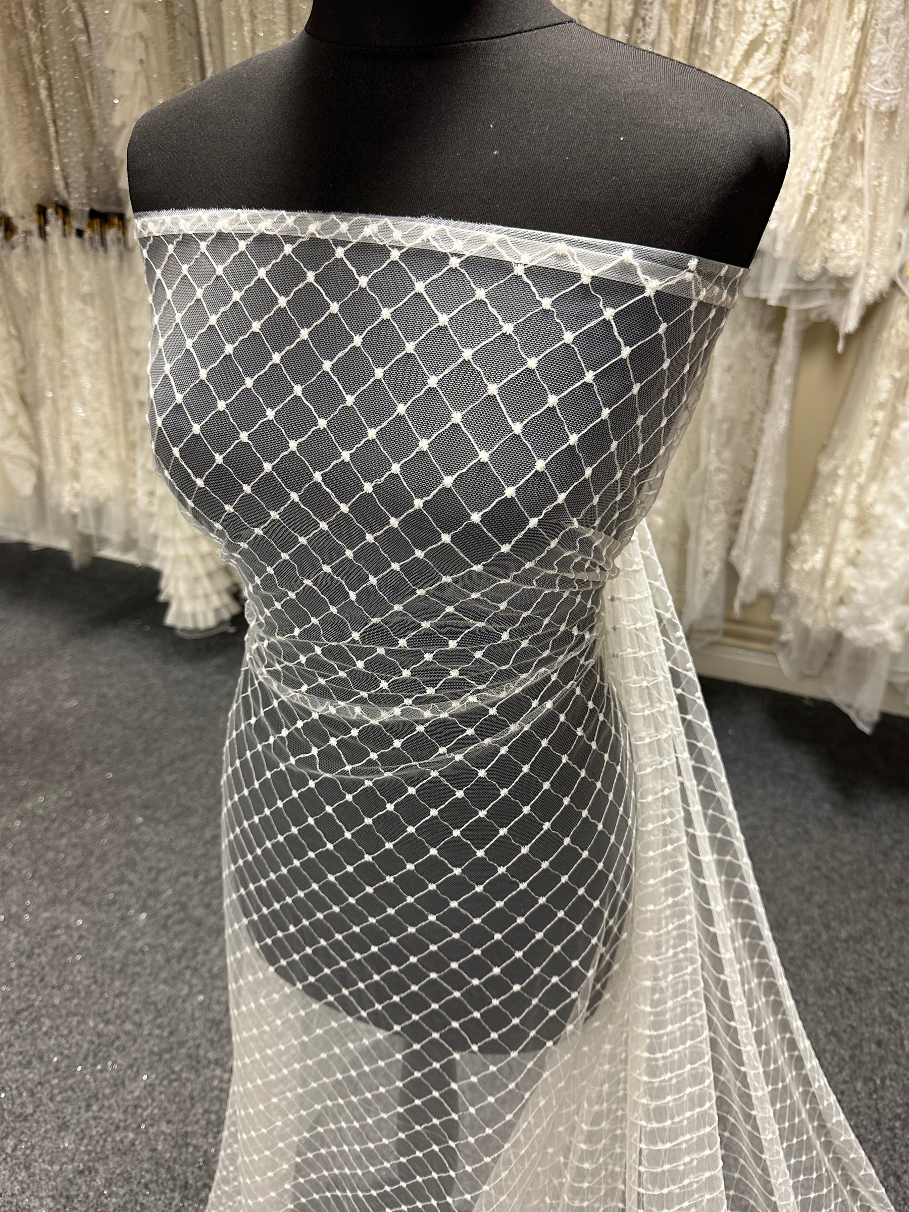 Elfenbeinfarbene, bestickte Gitterspitze - Quadira