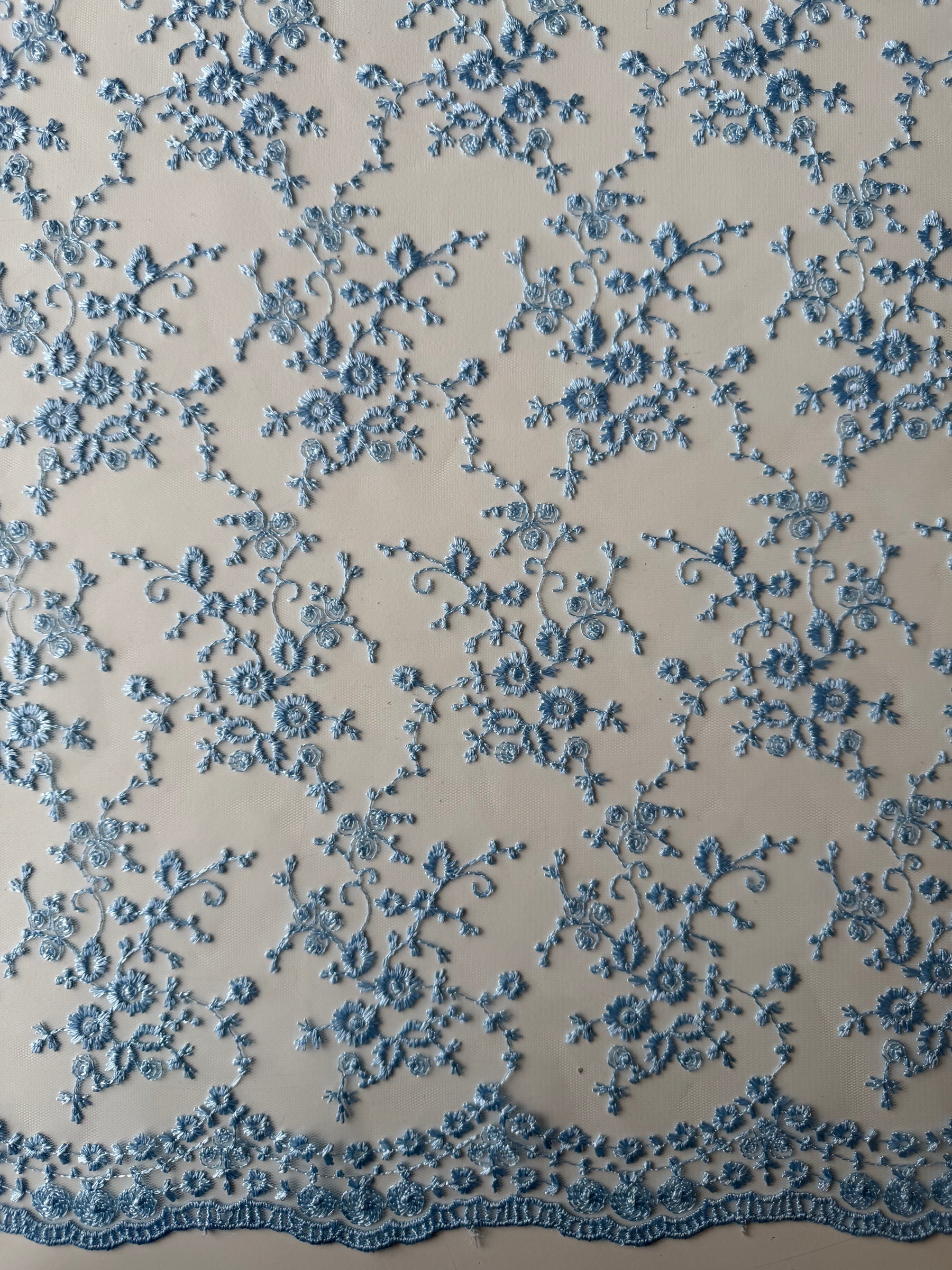 Himmelblau bestickte Spitze – P615
