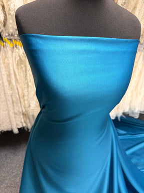 Blaugrüner Polyestersatin – majestätisch