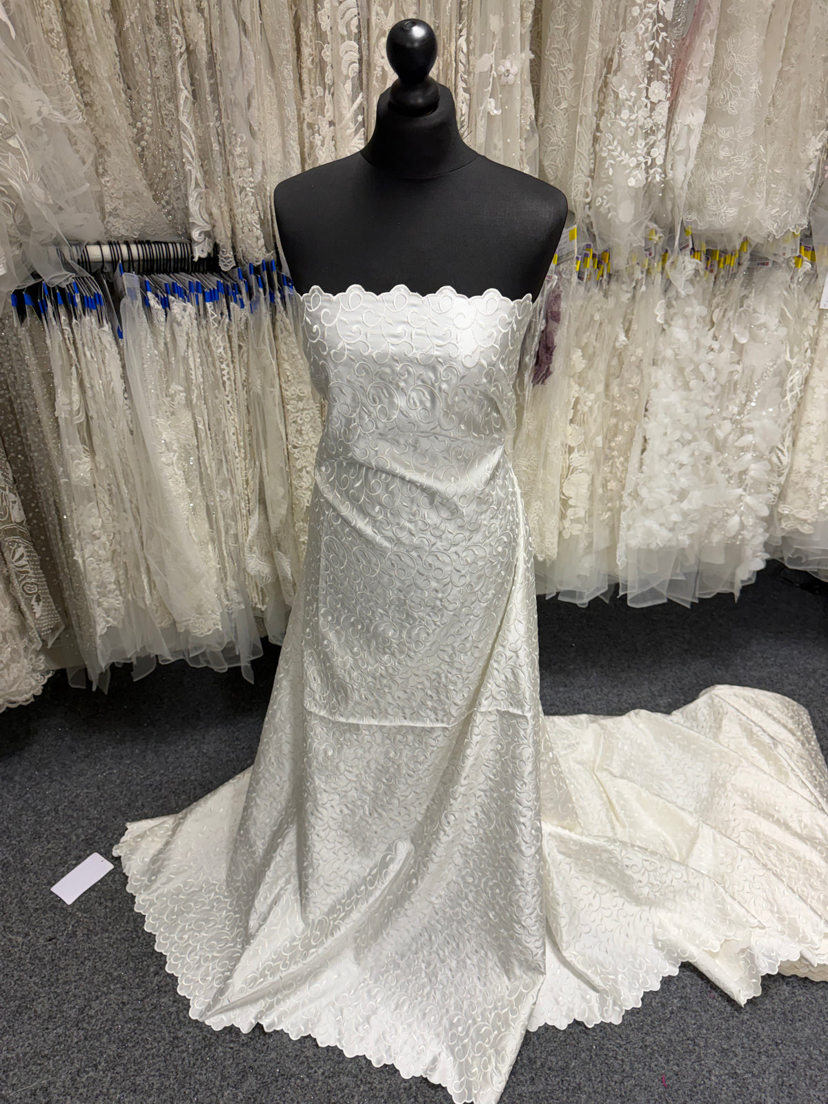 Elfenbeinfarbener bestickter Duchess-Satin - P476