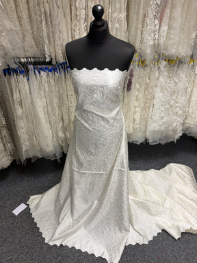 Elfenbeinfarbener bestickter Duchess-Satin - P476