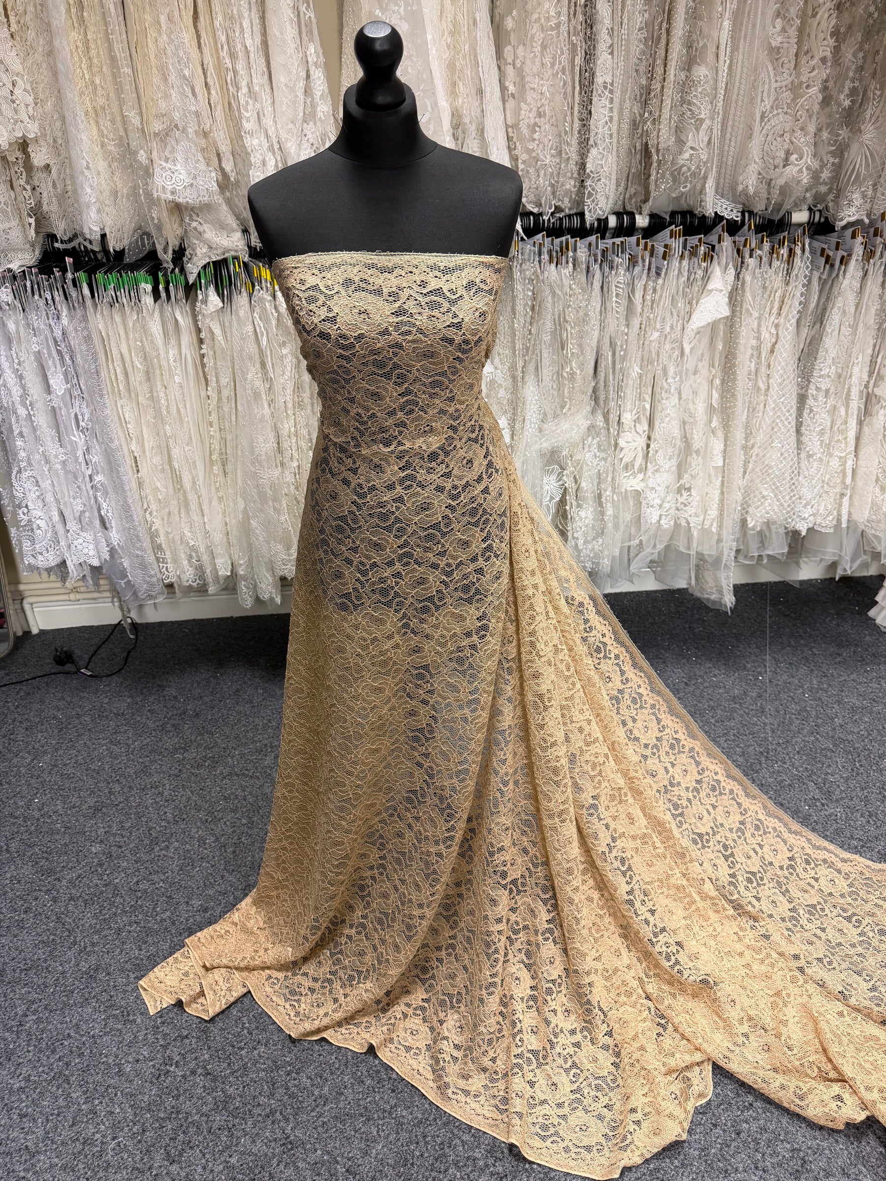Beige Kordelspitze mit Stretch - P619