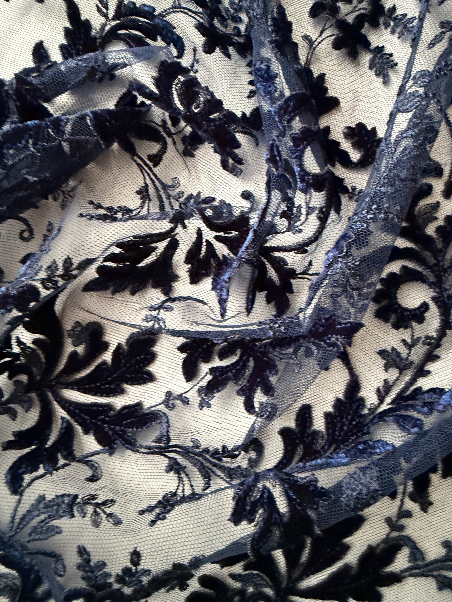 Marineblauer Samt mit Stickereispitze – Madina