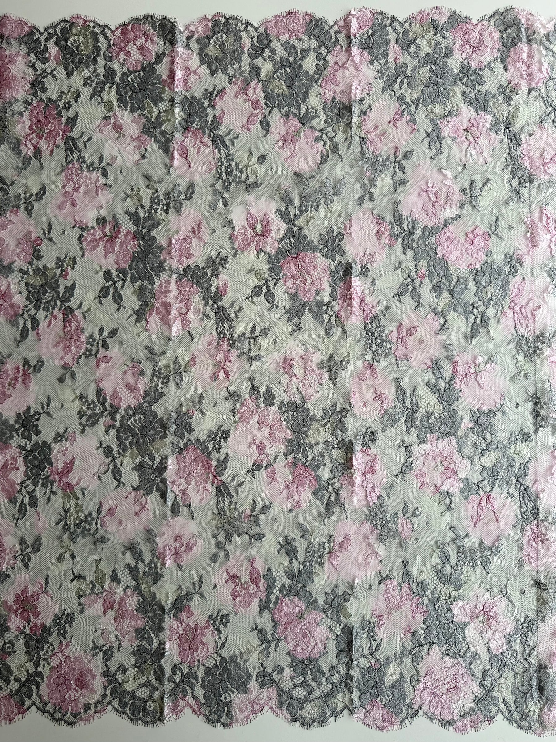 Bedruckte Chantilly-Spitze in Rosa & Mint - P192