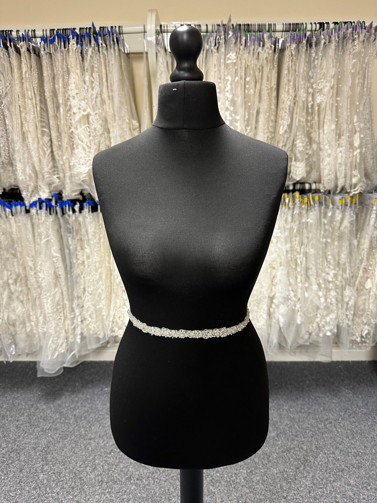 Elfenbeinfarbener Kristall- und Perlenbesatz – Cute