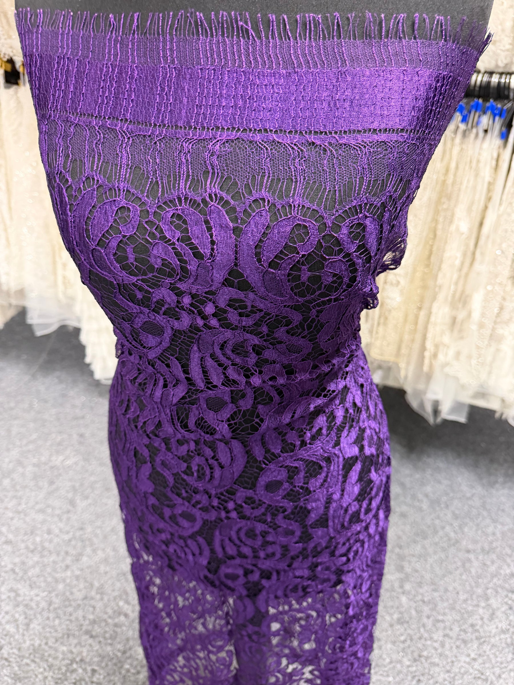 Violette italienische Spitze - P883