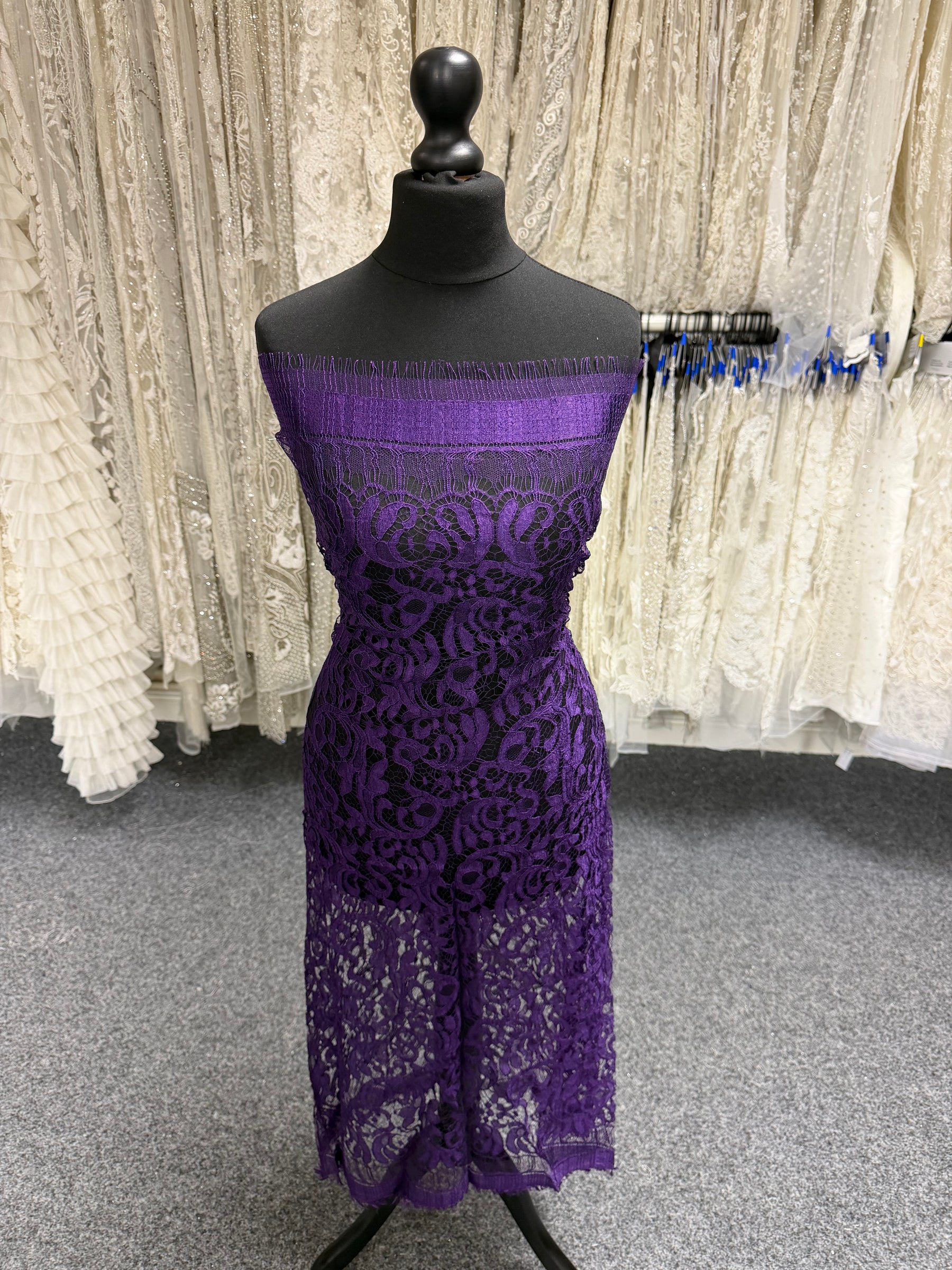 Violette italienische Spitze - P883