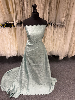 Nebelgrüner bestickter Duchesse-Satin – P476