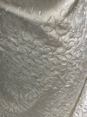 Elfenbeinfarbener bestickter Duchess-Satin - P476