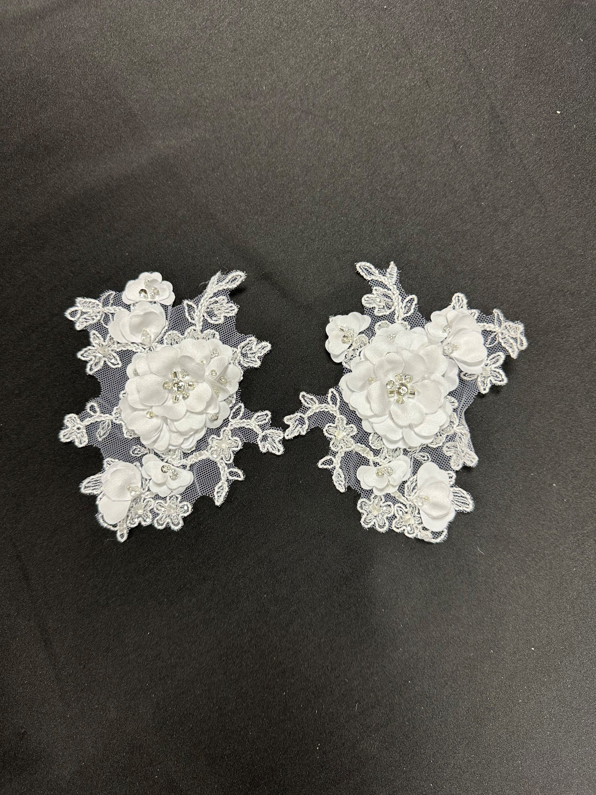 Weiße, perlenbesetzte 3D-Spitzenapplikationen - T286