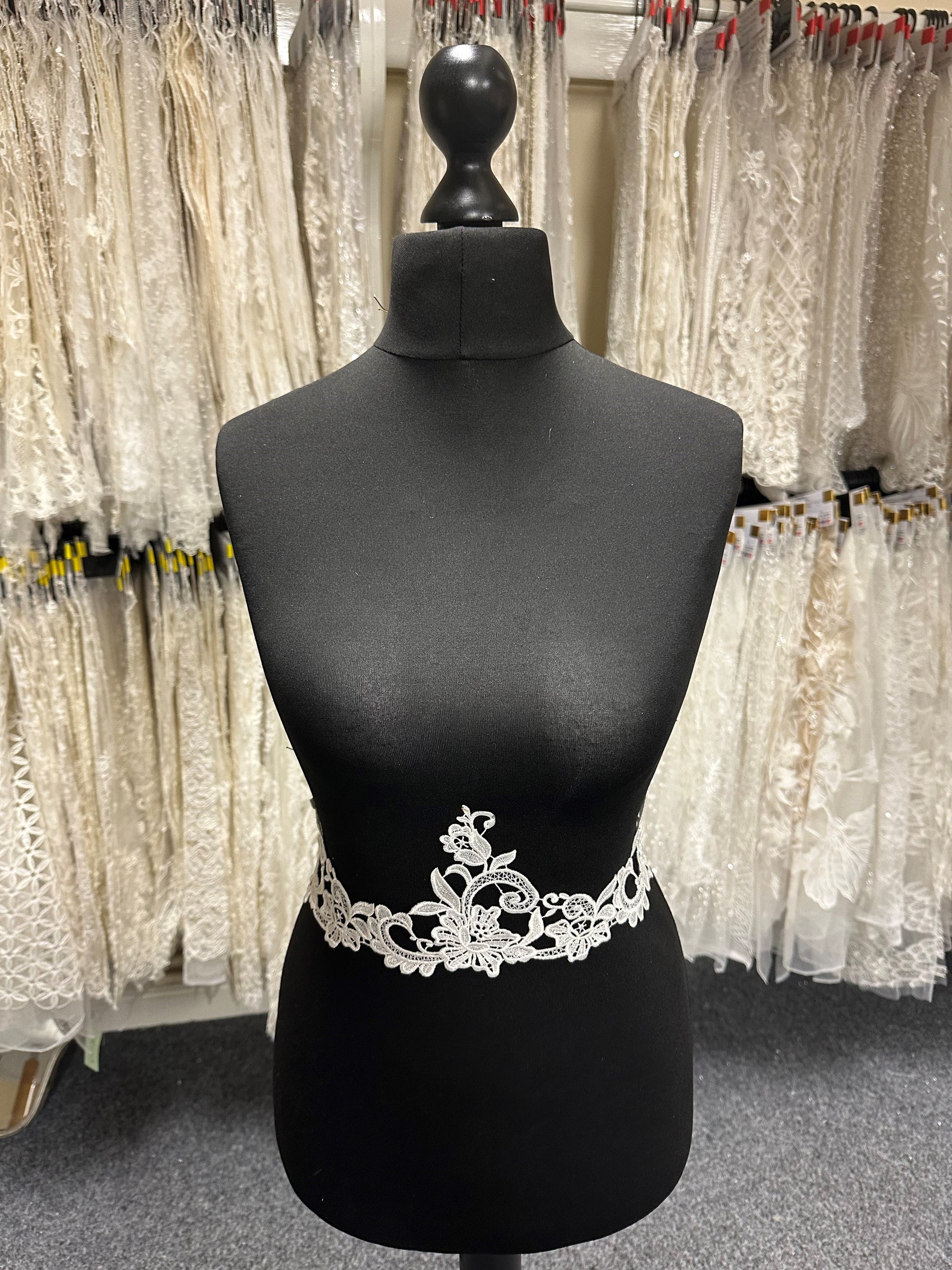 Elfenbeinfarbene Guipure-Spitzenborte - Scharf