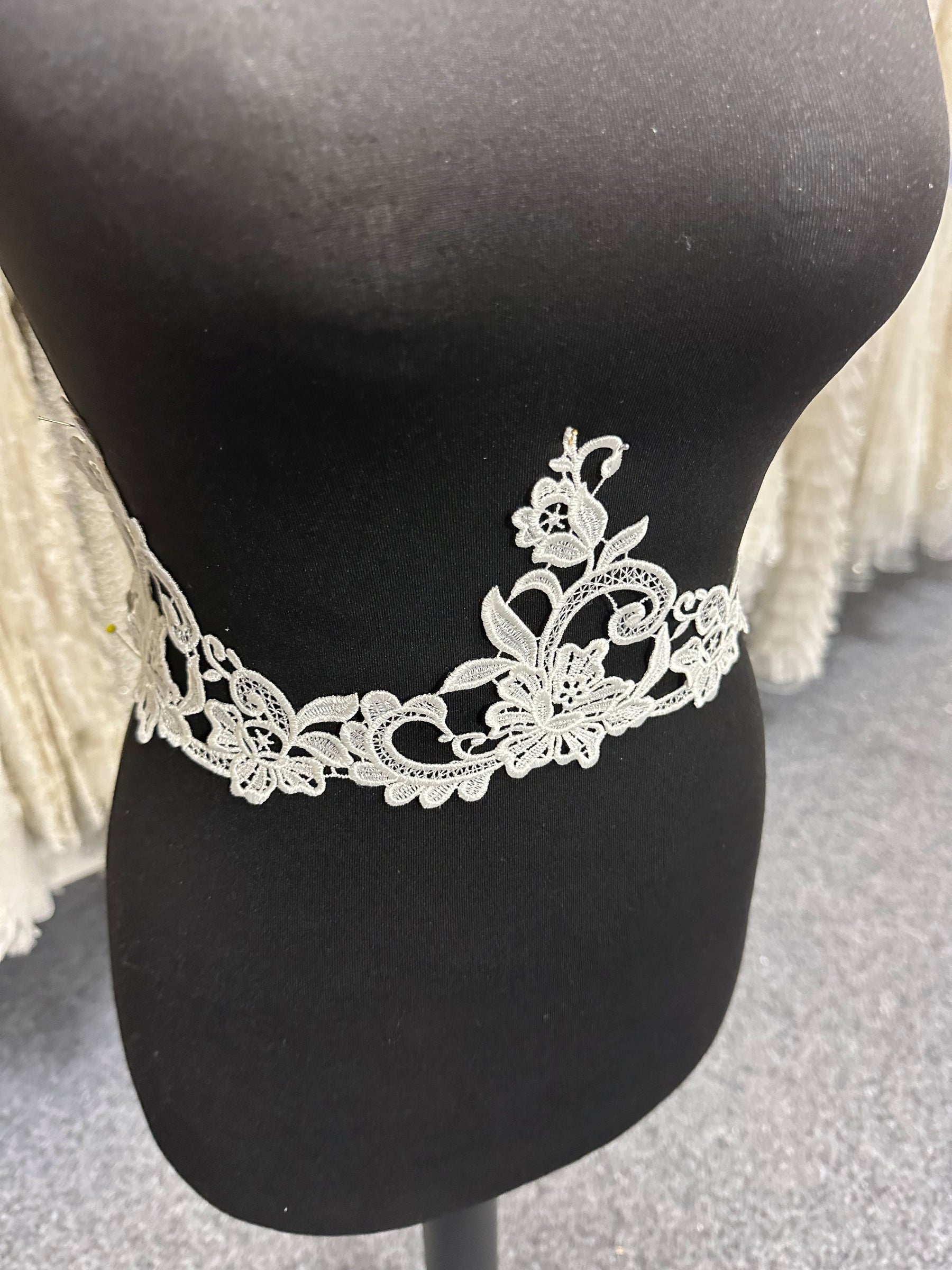 Elfenbeinfarbene Guipure-Spitzenborte - Scharf