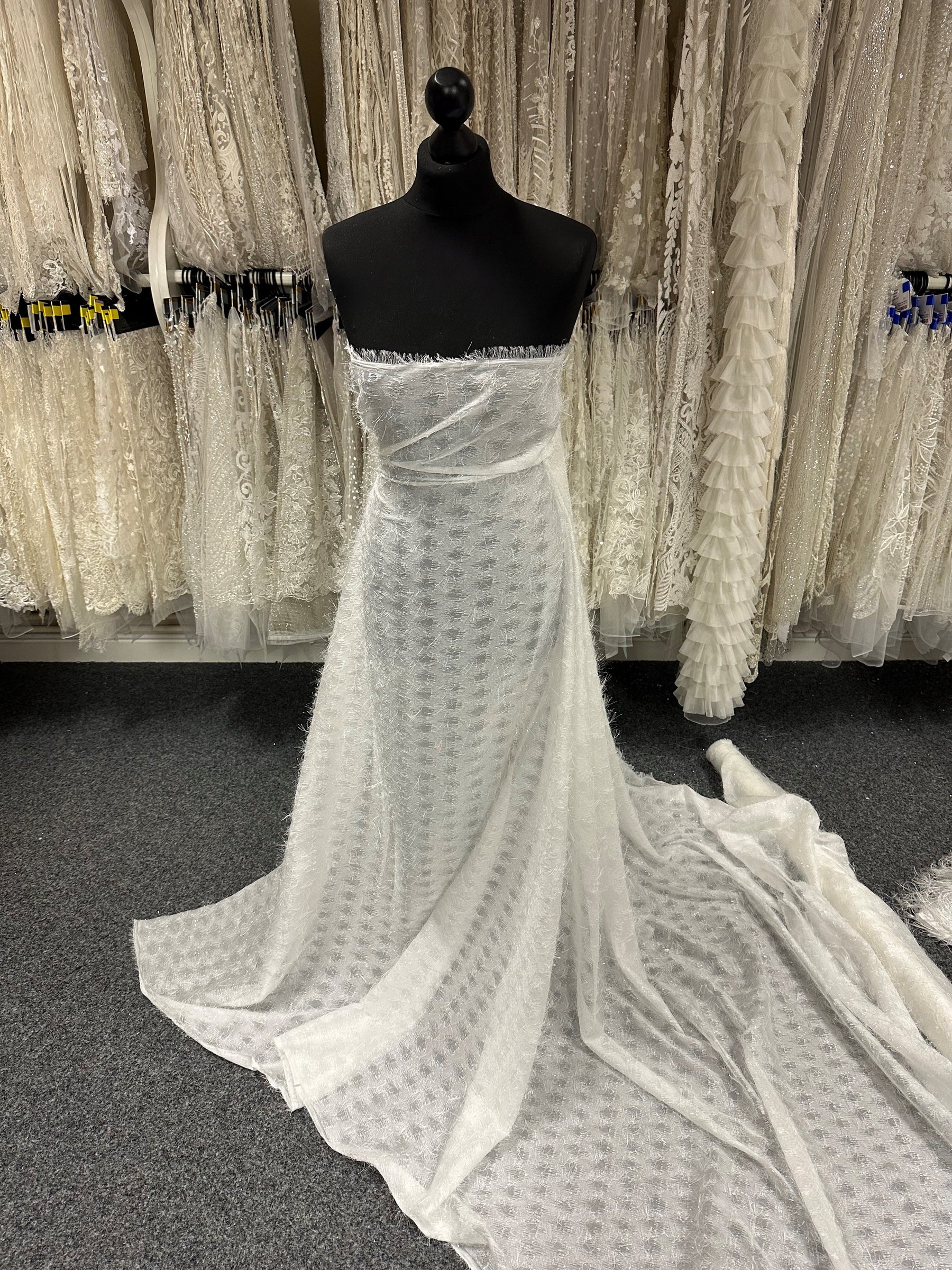 Elfenbeinfarbener, schimmernder Quastenstoff - Zuneigung