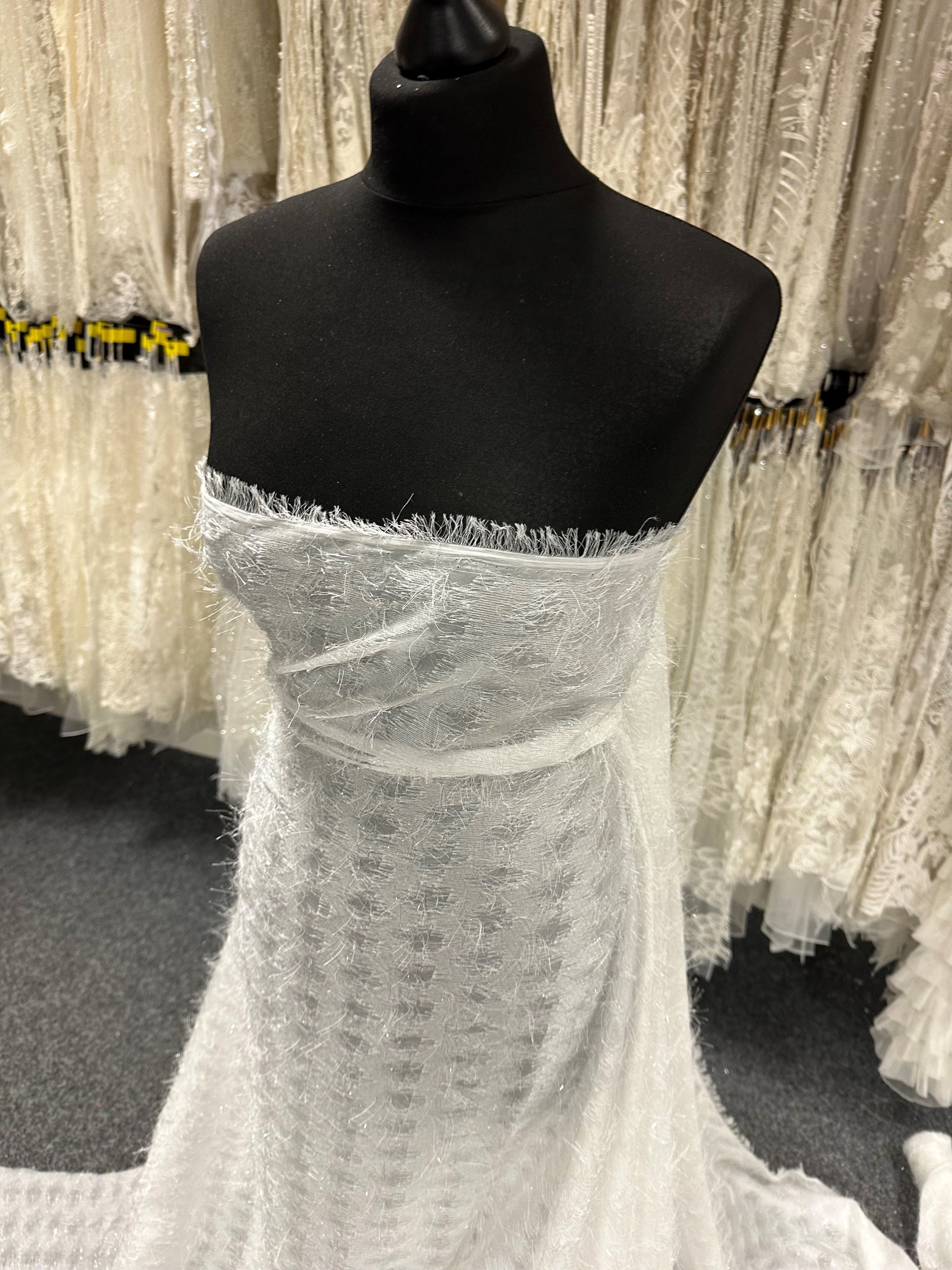 Elfenbeinfarbener, schimmernder Quastenstoff - Zuneigung