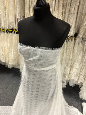 Elfenbeinfarbener, schimmernder Quastenstoff - Zuneigung