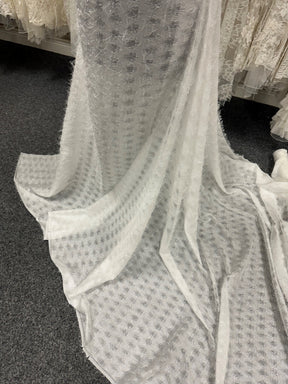 Elfenbeinfarbener, schimmernder Quastenstoff - Zuneigung